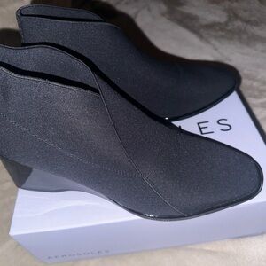 AEROSOLES Women's Sleek Black Ankle Booties